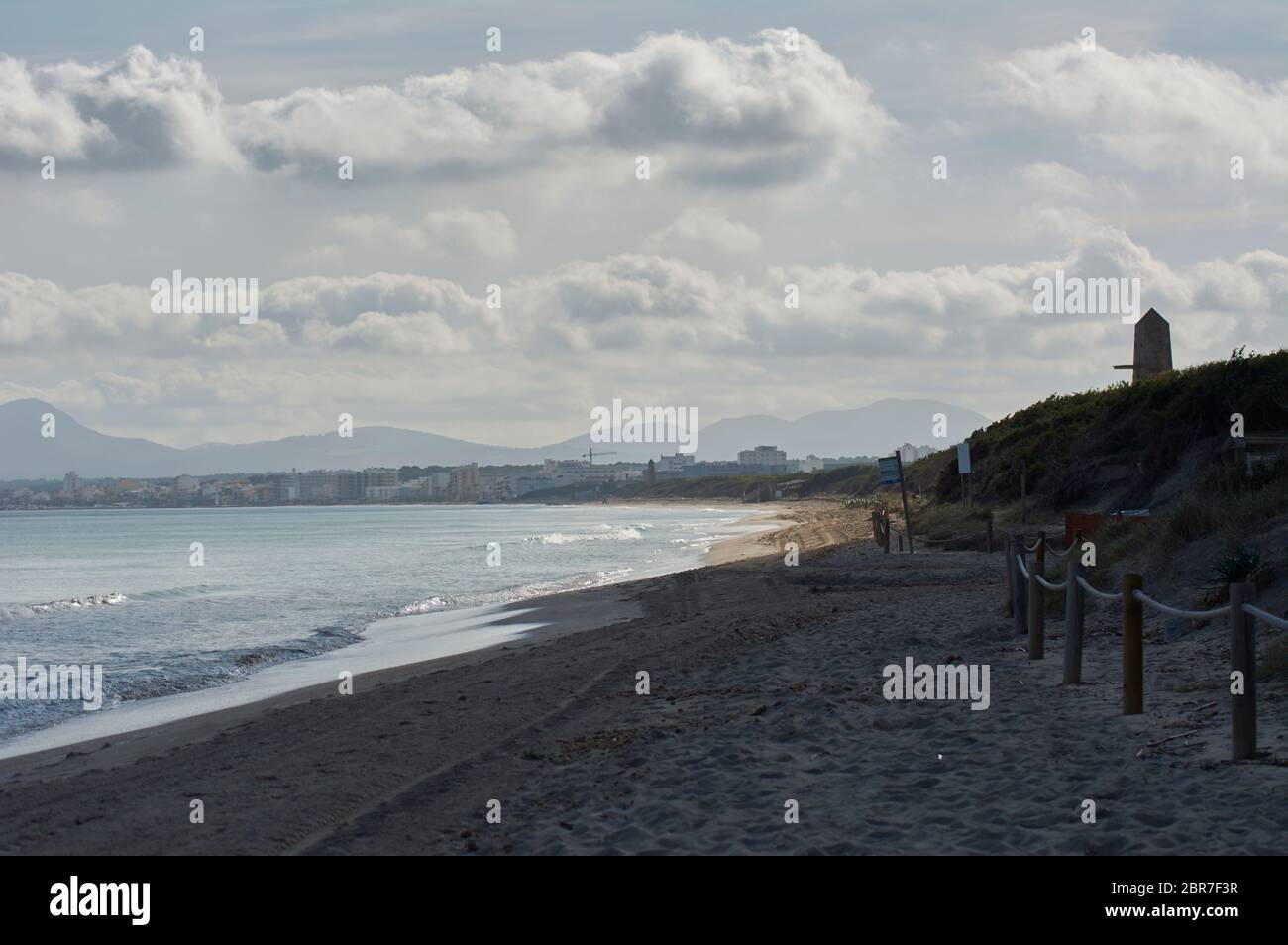 Vista costiera, mare e montagna verso, Colonia de Sant Pere e Cap Farrutx. Punto di vista da SA Canova playa Virgin, Mallorca, Balearic Islan Foto Stock