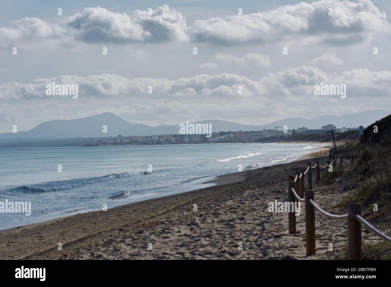 Vista costiera, mare e montagna verso, Colonia de Sant Pere e Cap Farrutx. Punto di vista da SA Canova playa Virgin, Mallorca, Balearic Islan Foto Stock