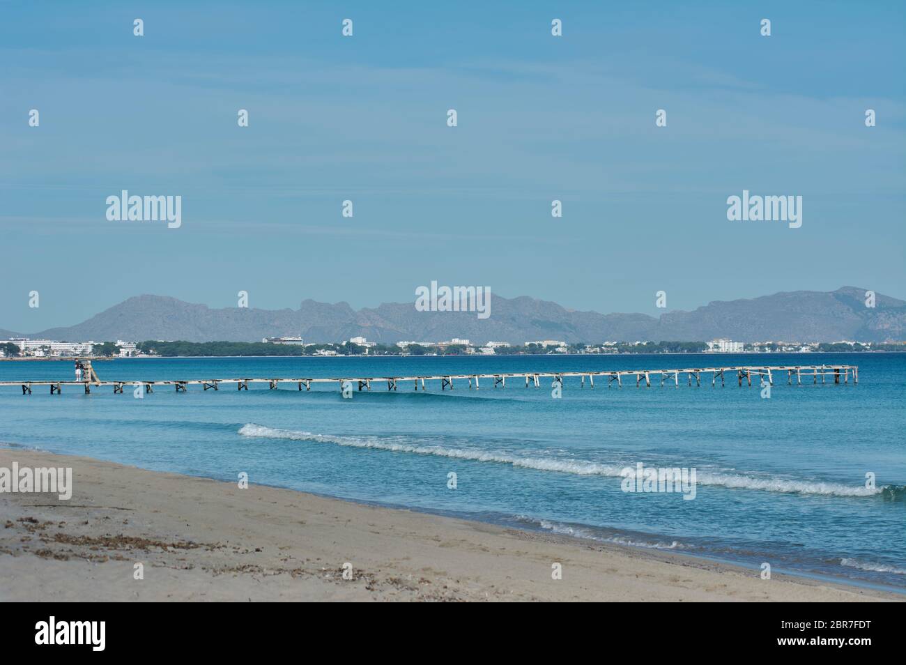 Vista costiera, mare e montagna verso, Colonia de Sant Pere e Cap Farrutx. Punto di vista da SA Canova playa Virgin, Mallorca, Balearic Islan Foto Stock