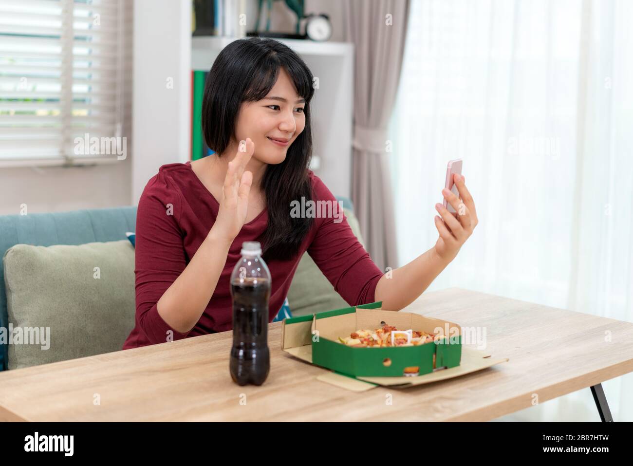 Donna asiatica virtuale happy hour incontro cena e mangiare cibo pizza online insieme al suo ragazzo in videoconferenza con tablet digitale per uno o Foto Stock