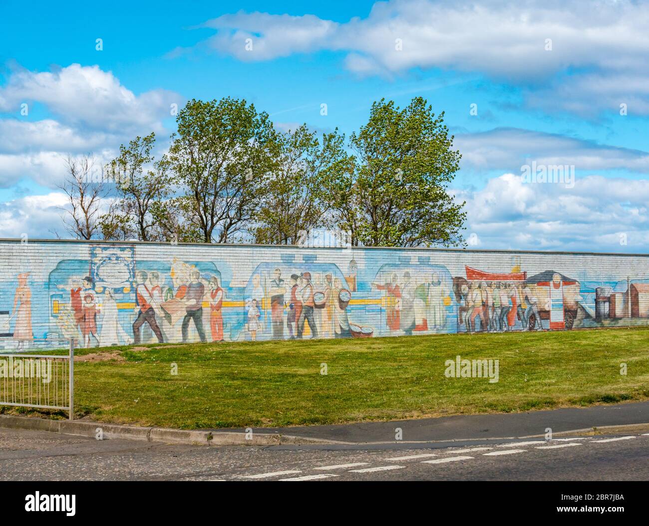 Murale da parete che raffigura il patrimonio industriale locale, Cockenzie, East Lothian, Scozia, Regno Unito Foto Stock