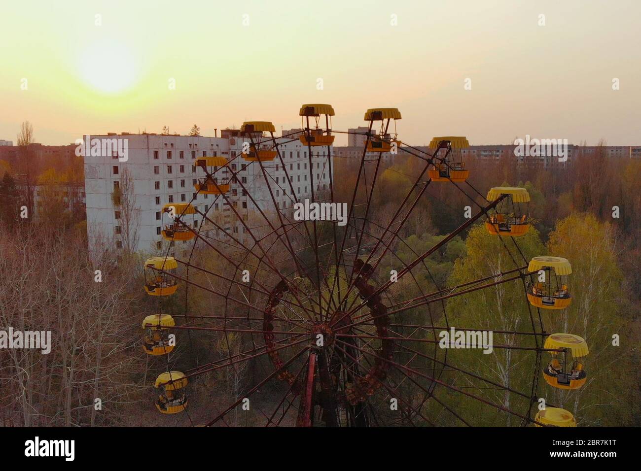 Vista della città di Pripyat vicino alla centrale nucleare di Chernobyl, vista aerea. Ruota panoramica nella città di Pripyat al tramonto. Città apocalittica di Pripyat Foto Stock