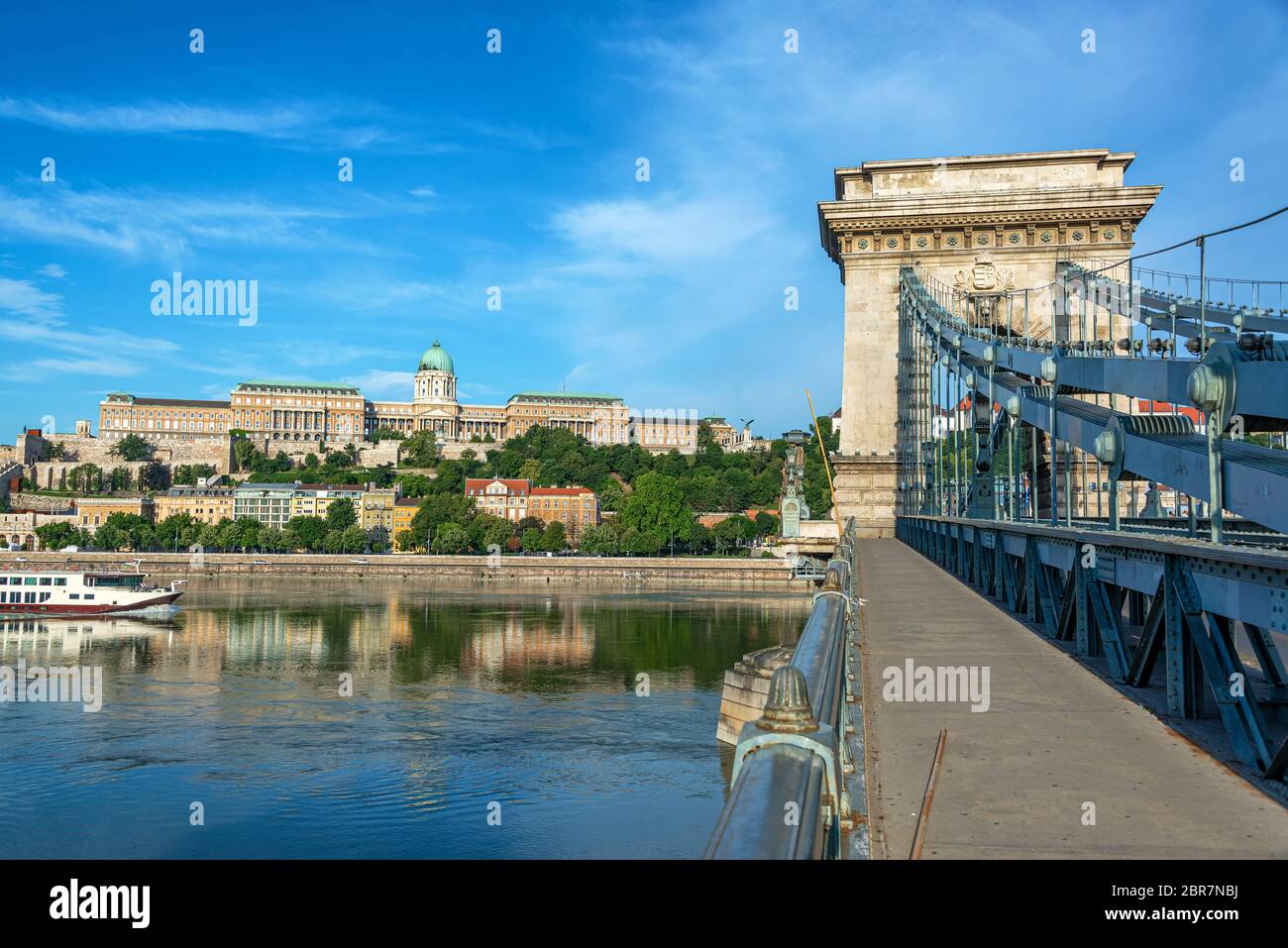 Vantano passando dalla Galleria Nazionale Ungherese sul Danubio a Budapest, Ungheria Foto Stock