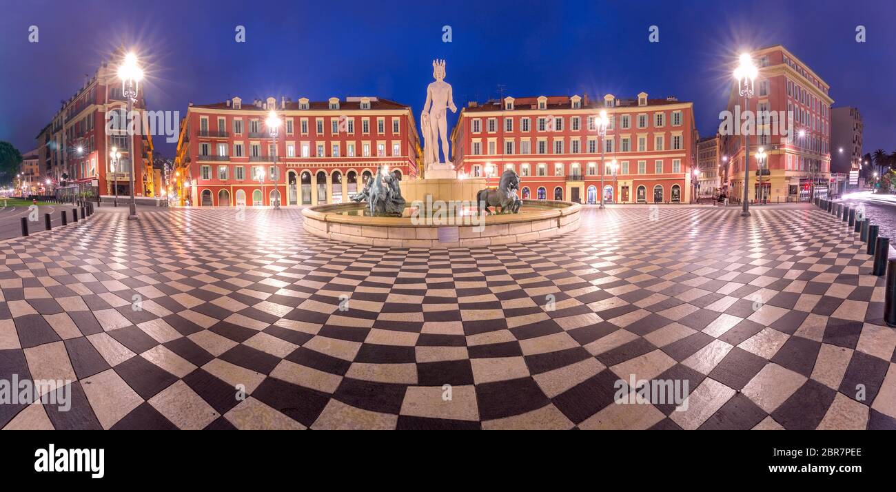 Vista panoramica della splendida piazza Place Massena con la Fontana du Soleil di notte Nizza Costa Azzurra, Cote d'Azur, in Francia Foto Stock