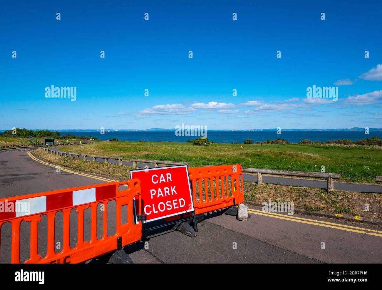 Barriera che blocca l'accesso al parcheggio di Gullane Beach durante il blocco pandemico di Coronavirus Covid-19, East Lothian, Scozia, Regno Unito Foto Stock