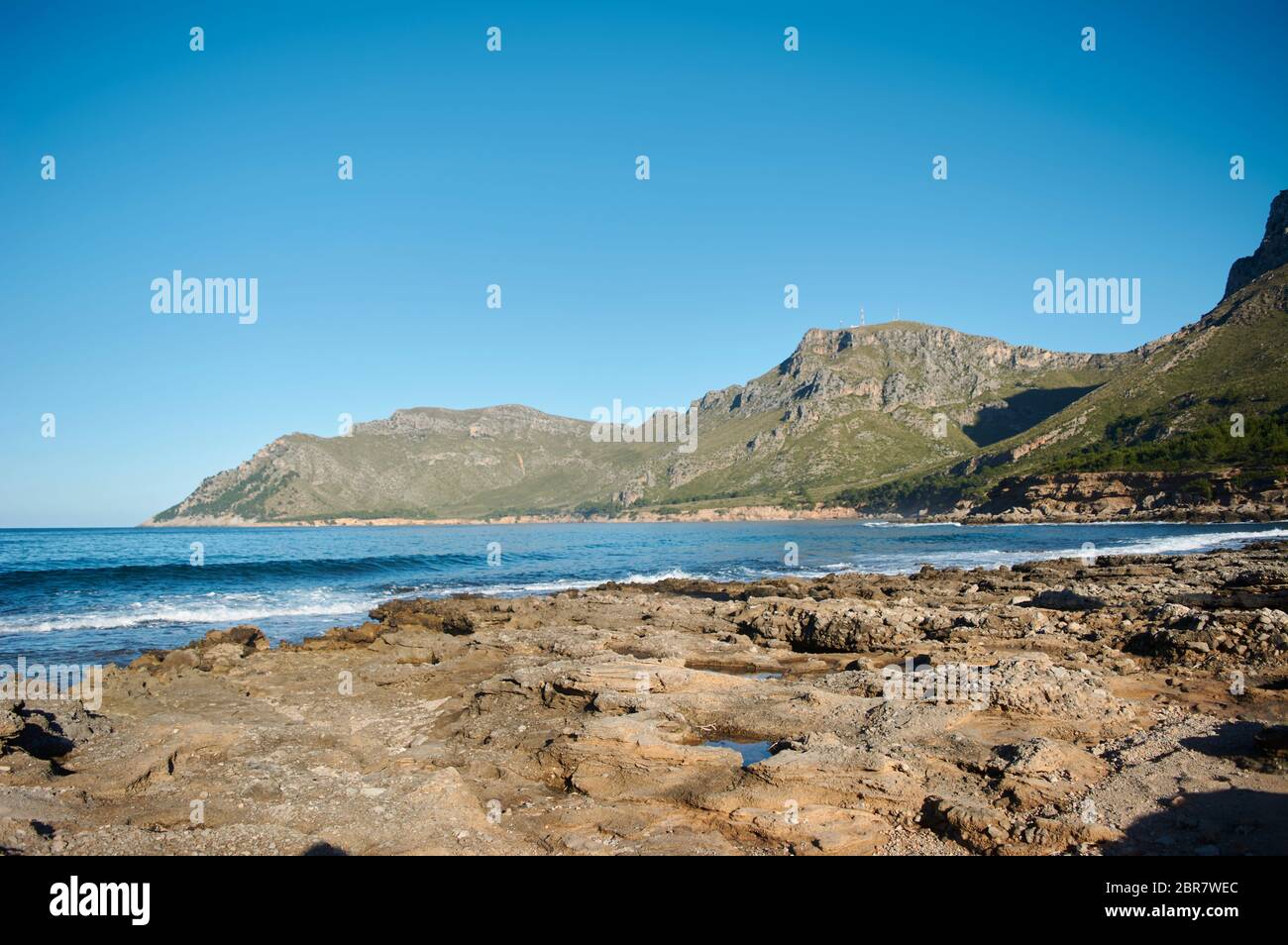 Vista costiera, mare e montagna verso, Colonia de Sant Pere e Cap Farrutx. Punto di vista da SA Canova playa Virgin, Mallorca, Balearic Islan Foto Stock