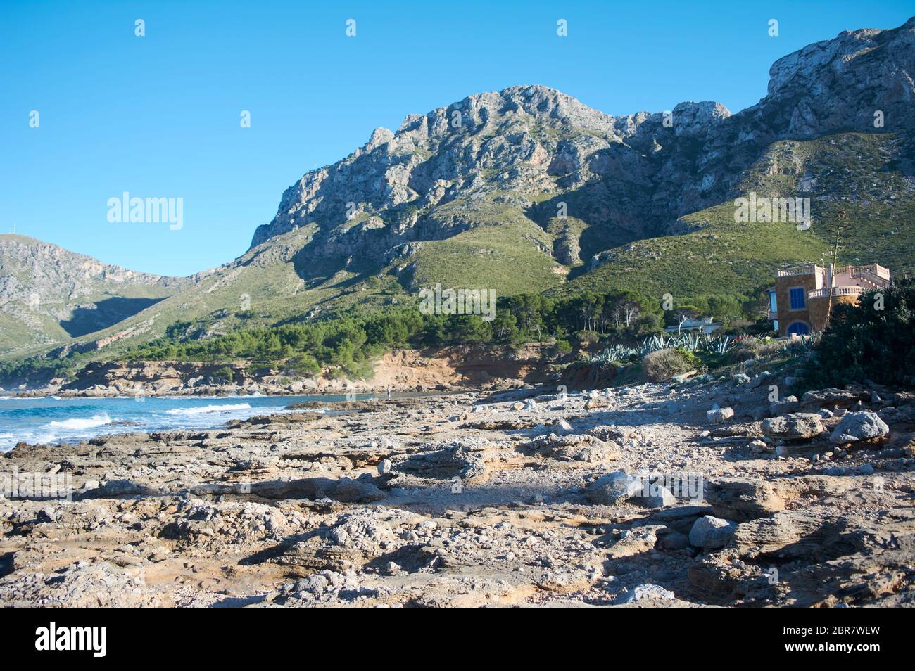 Vista costiera, mare e montagna verso, Colonia de Sant Pere e Cap Farrutx. Punto di vista da SA Canova playa Virgin, Mallorca, Balearic Islan Foto Stock