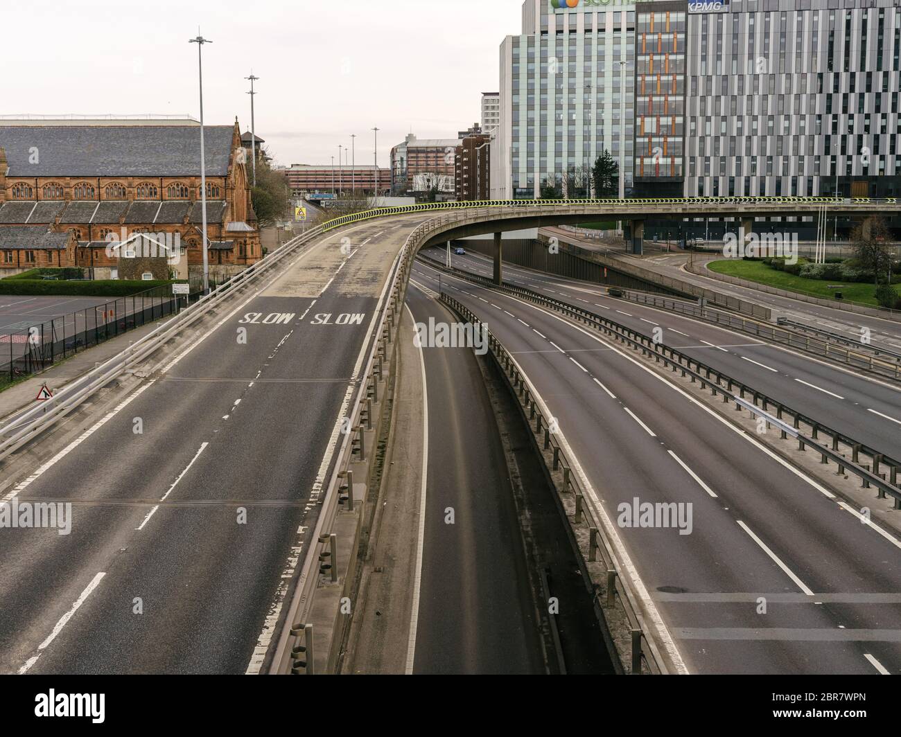 L'autostrada M8, solitamente trafficata, e il Kingston Bridge, che attraversa la città di Glasgow e il fiume Clyde, illustrando che il blocco del governo, le linee guida per le distanze sociali e gli avvisi "a casa" vengono rispettati durante la pandemia di Coronavirus. Foto Stock