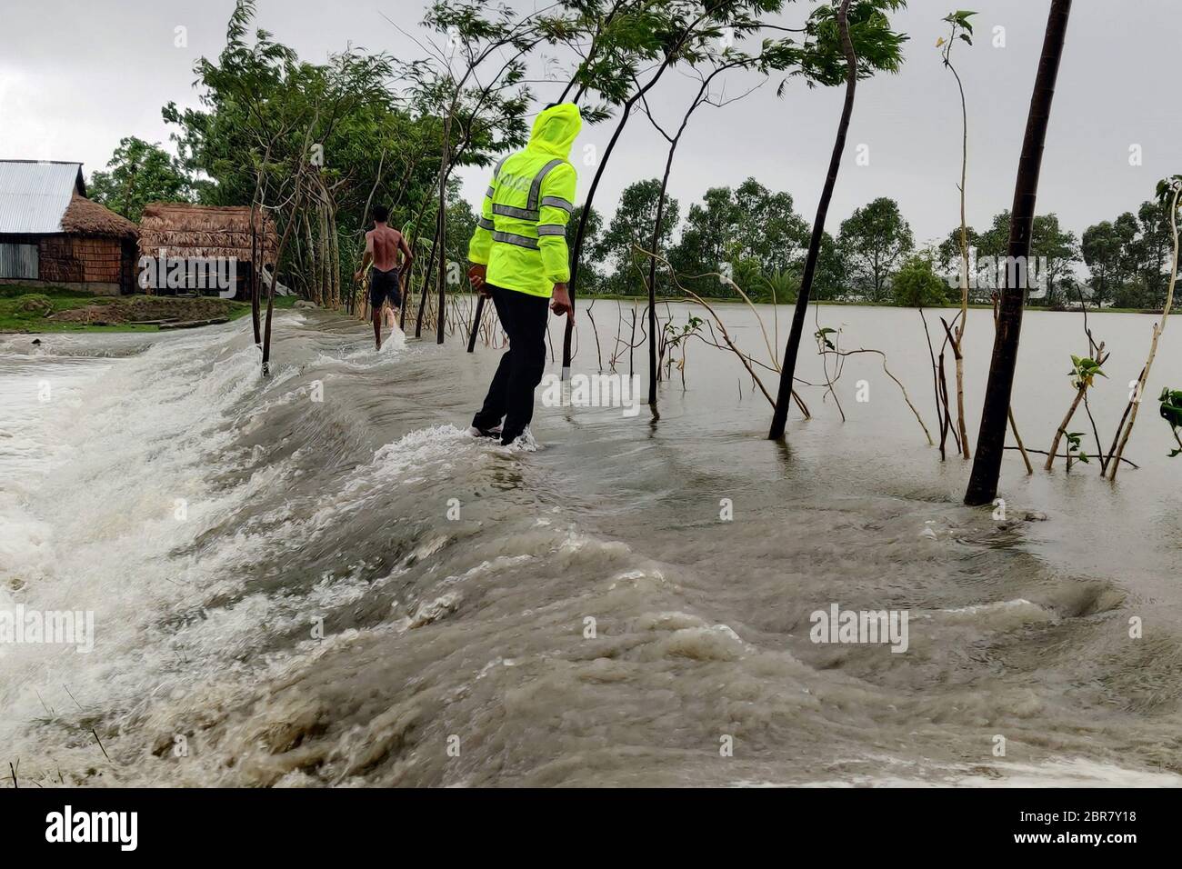 Khulna, Bangladesh. 20 Maggio 2020. Foto scattata il 20 maggio 2020 mostra l'impatto del ciclone "Amphan" nel distretto di Khulna, a circa 200 km da Dhaka, Bangladesh. Il Bangladesh mercoledì ha alzato il suo segnale di pericolo di tempesta al livello più alto di 10 come 'molto severo' ciclone 'Amphan' formato nella baia del Bengala sta dirigendosi verso le sue coste. Credit: Sr/Xinhua/Alamy Live News Foto Stock