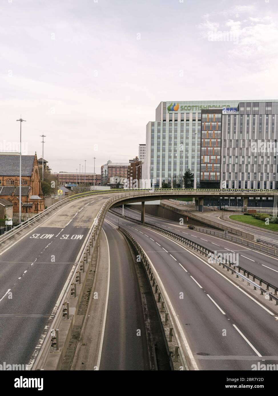 L'autostrada M8, solitamente trafficata, e il Kingston Bridge, che attraversa la città di Glasgow e il fiume Clyde, illustrando che il blocco del governo, le linee guida per le distanze sociali e gli avvisi "a casa" vengono rispettati durante la pandemia di Coronavirus. Foto Stock