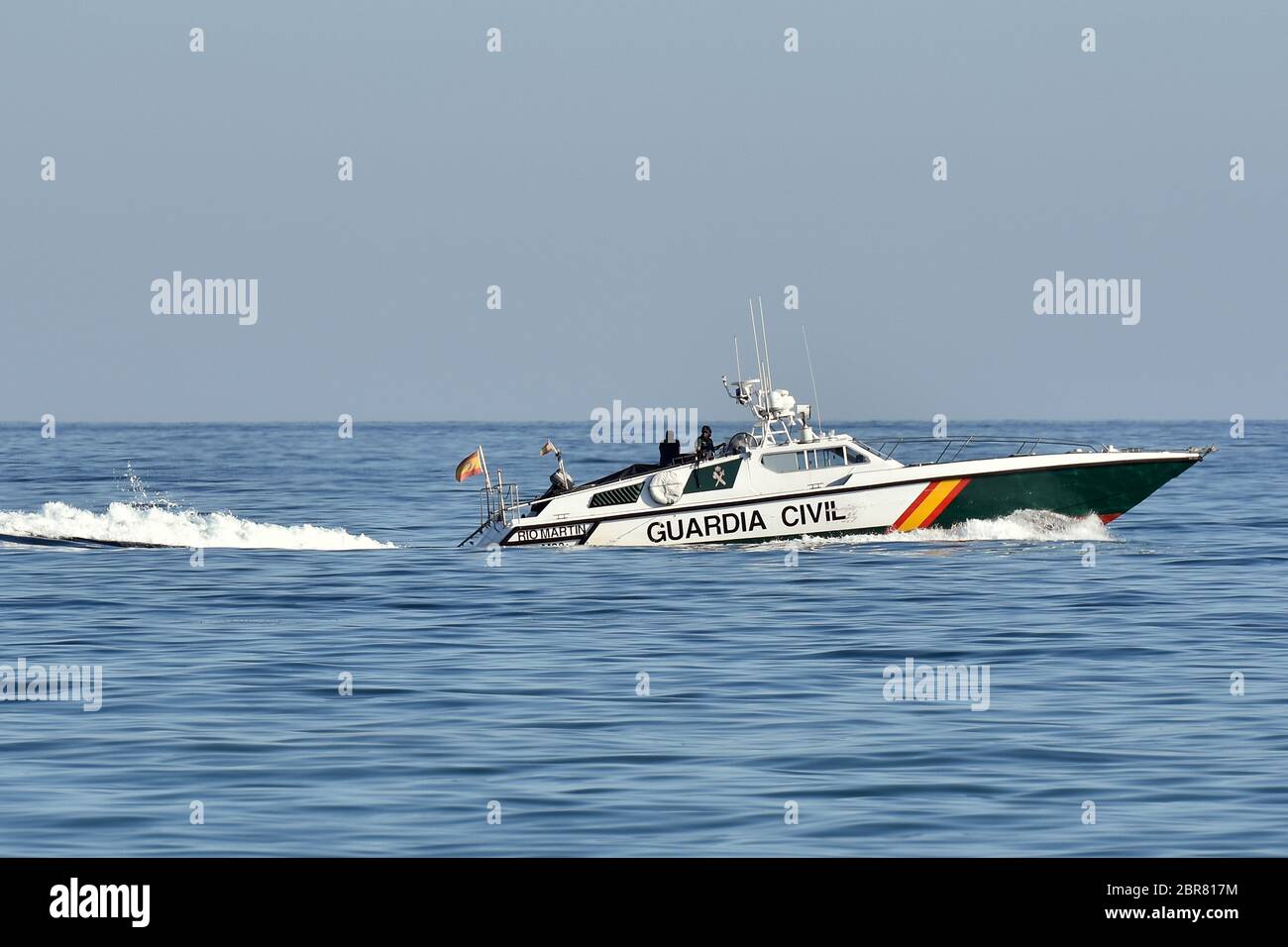 Calafell, Tarragona, Spagna. 5 maggio 2020. Due ufficiali di polizia civile della Guardia su una motoscafo che pattugliano la costa per applicare le regole durante il confinamento finale della fase uno.Calafell è in fase uno della fine del confinamento, ma con misure rigorose dove si può essere sulle terrazze dei ristoranti con le misure di sicurezza di 2 metri tra i tavoli, camminare sulla spiaggia, ma non essere seduti distesi sulla sabbia o il bagno. La polizia locale effettua pattugliamenti stradali per controllare il rispetto delle normative. Credit: Ramon Costa/SOPA Images/ZUMA Wire/Alamy Live News Foto Stock