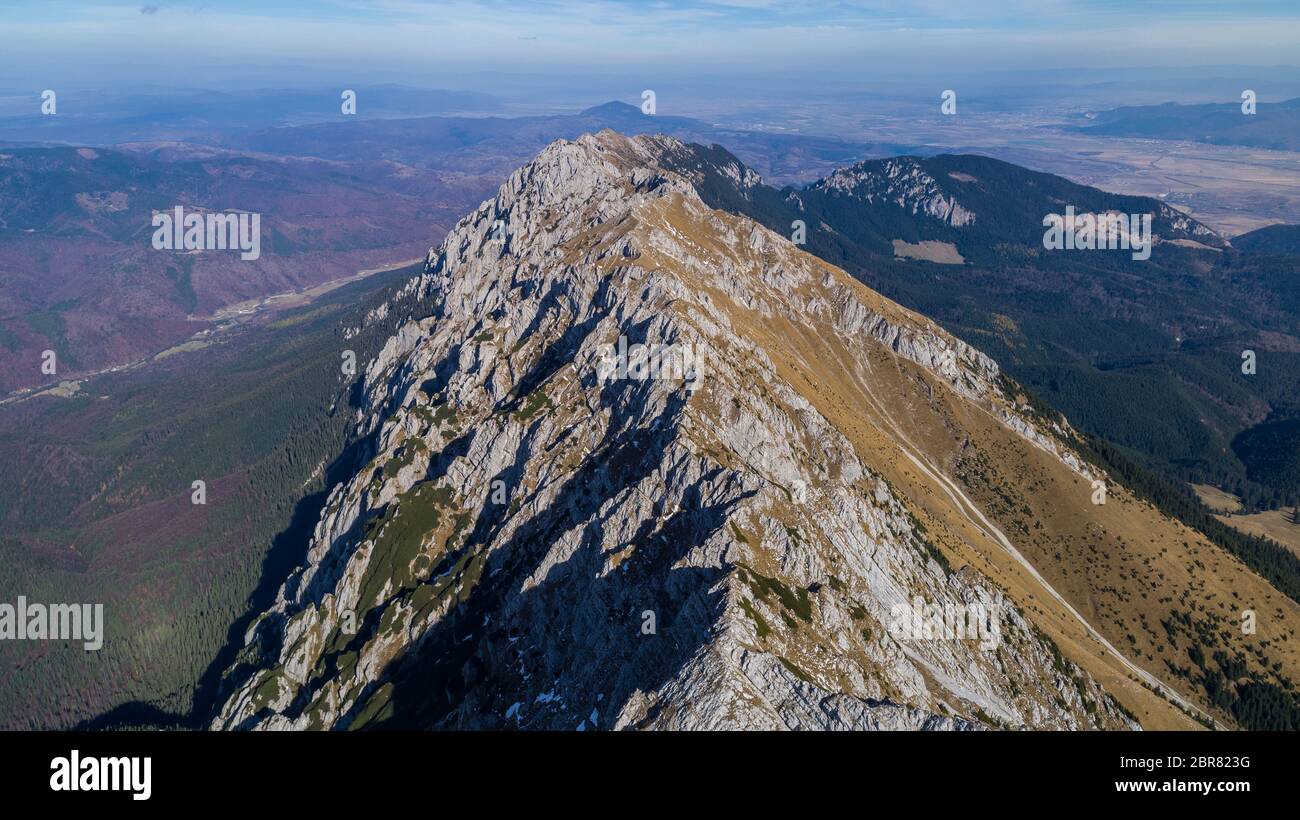 Paesaggio di montagna in Piatra Craiului Mountains, Romania. Vista aerea Foto Stock