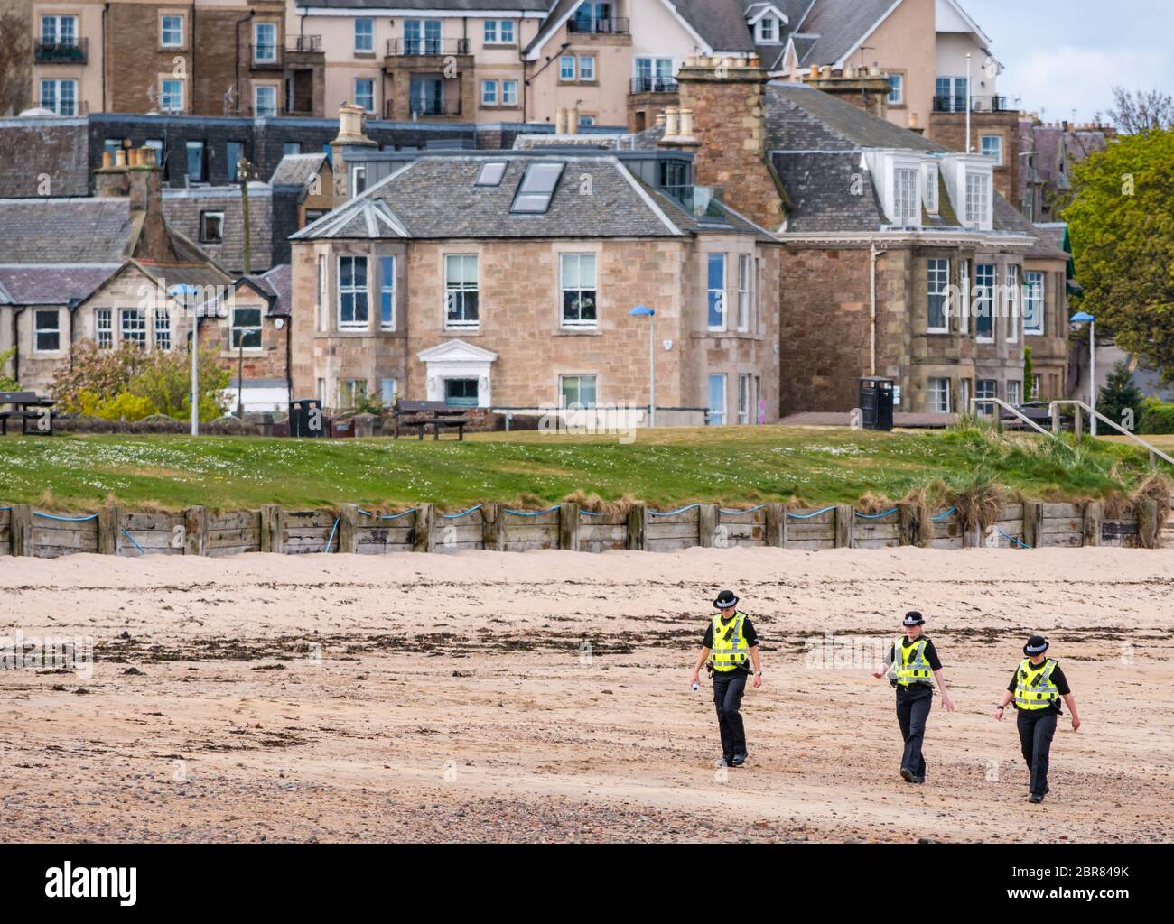 Le poliziotti pattugliano la spiaggia durante il 19 periodo di blocco pandemico di Coronavirus, a nord di Berwick, a est di Lothian, in Scozia, nel Regno Unito Foto Stock