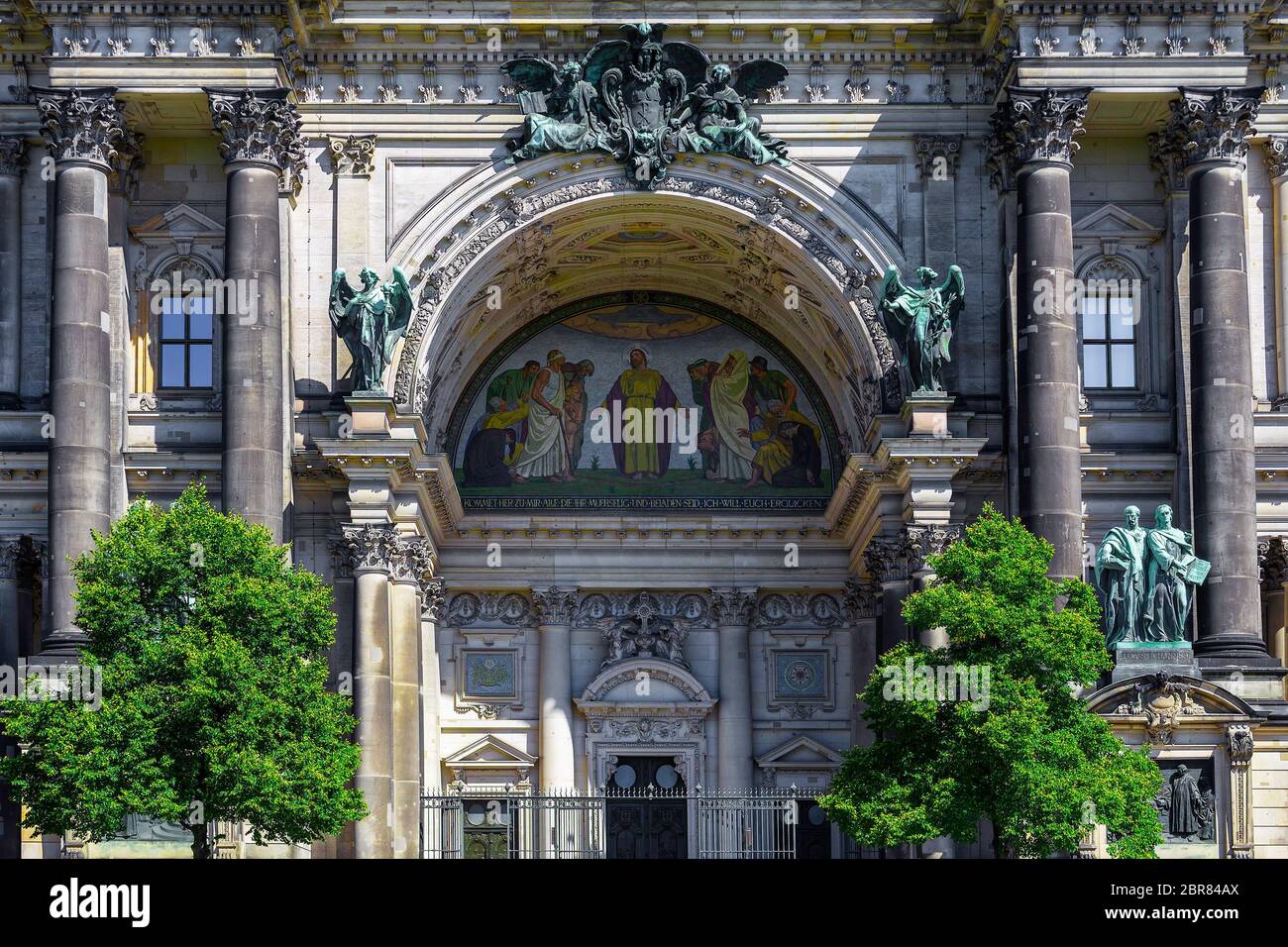 Una vista ravvicinata dell'esterno all'ingresso del Berliner Dom, conosciuto anche come Cattedrale di Berlino nella storica città di Berlino in Germania. Foto Stock