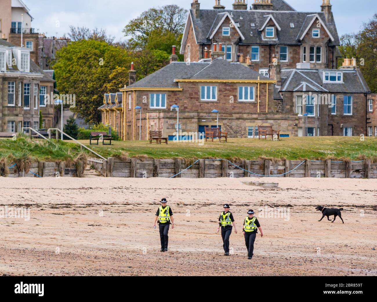 Le poliziotti pattugliano la spiaggia durante il 19 periodo di blocco pandemico di Coronavirus, a nord di Berwick, a est di Lothian, in Scozia, nel Regno Unito Foto Stock