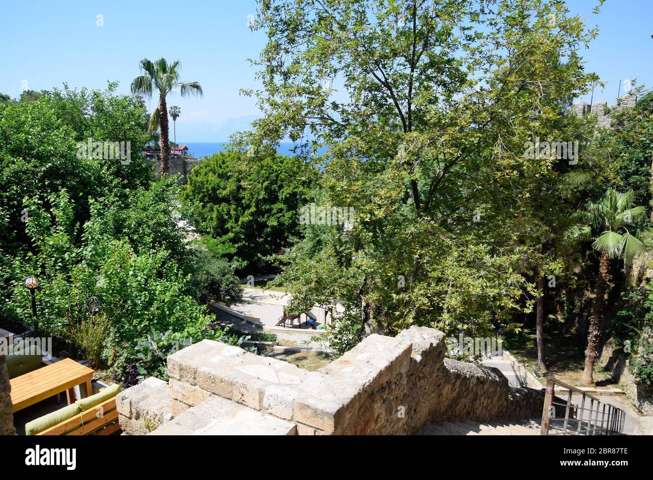 Discesa verso il lungomare di Kaleici, Antalya. Passeggiata attraverso la città vecchia. Foto Stock