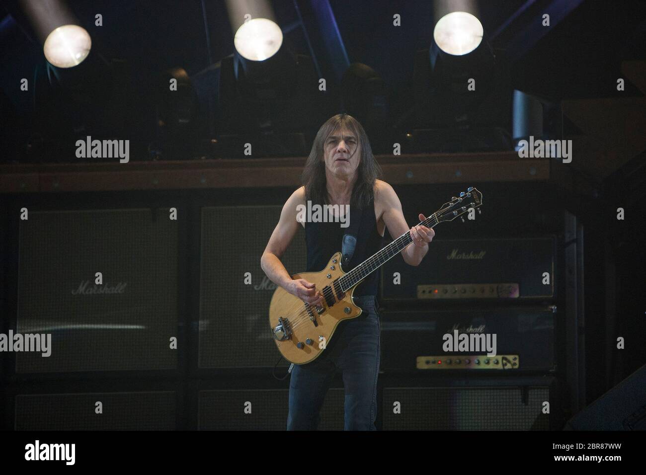 Malcolm Young di AC/DC si esibir presso l'Oracle Arena il 02 dicembre 2008 a Oakland, California. Foto Stock