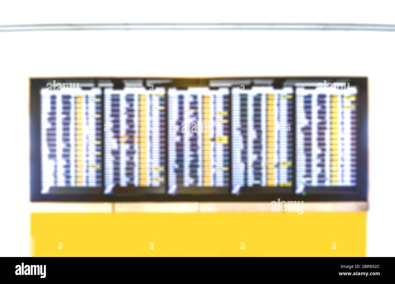 imbarco per partenze o arrivi - immagine sfocata. Foto Stock