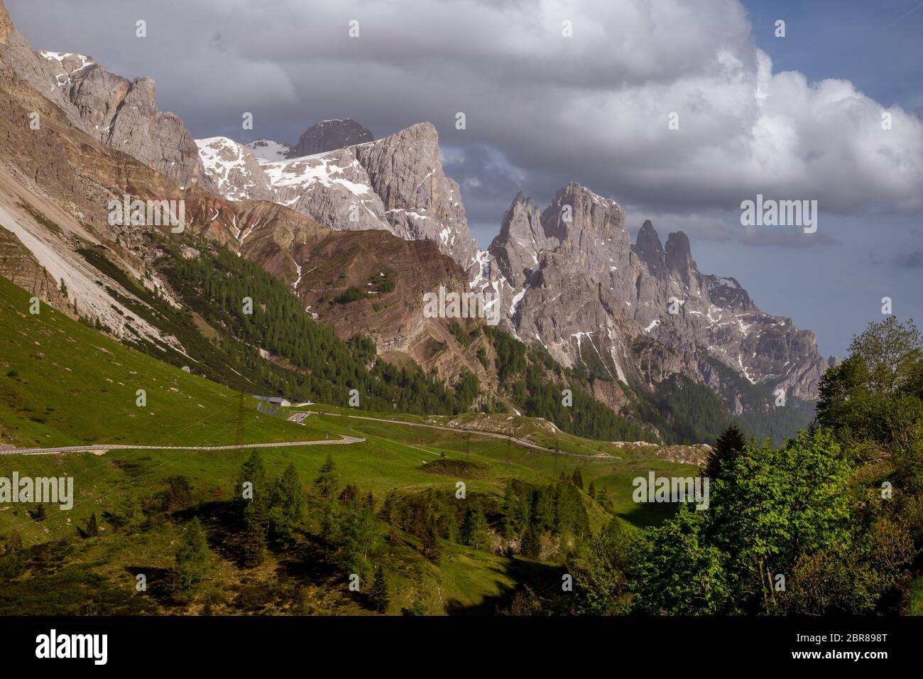 Sera d'estate montagna dolomitica picco nel passo di Rolle, Italia. Paesaggio di Passo Rolle montagna, Pale di San Martino Foto Stock