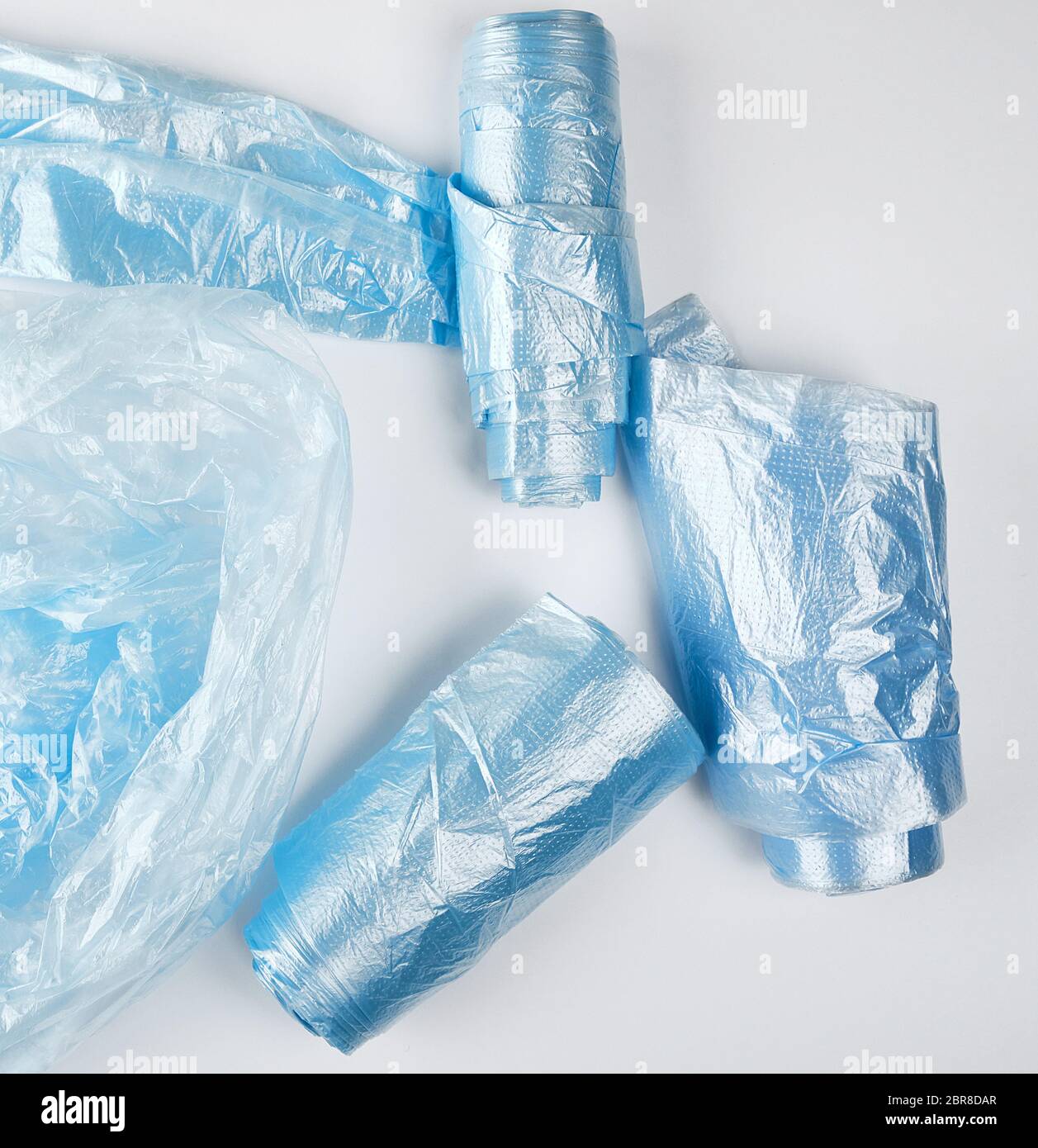 Blu di plastica Sacchi per immondizia su uno sfondo bianco, vista dall'alto Foto Stock
