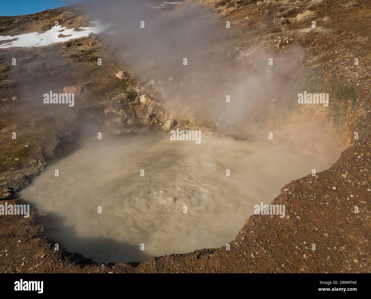 Una fumante e fango bollente bacino in Islanda vicino Reykjadalur Foto Stock