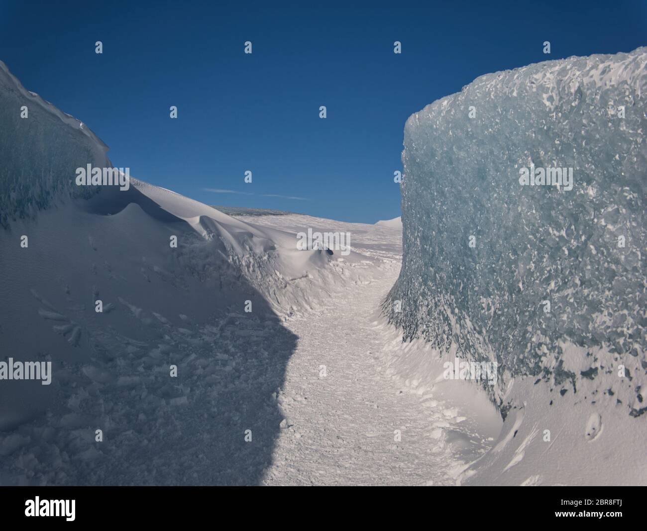 Un crepaccio sul ghiacciaio Vatnajökull con neve fresca Foto Stock