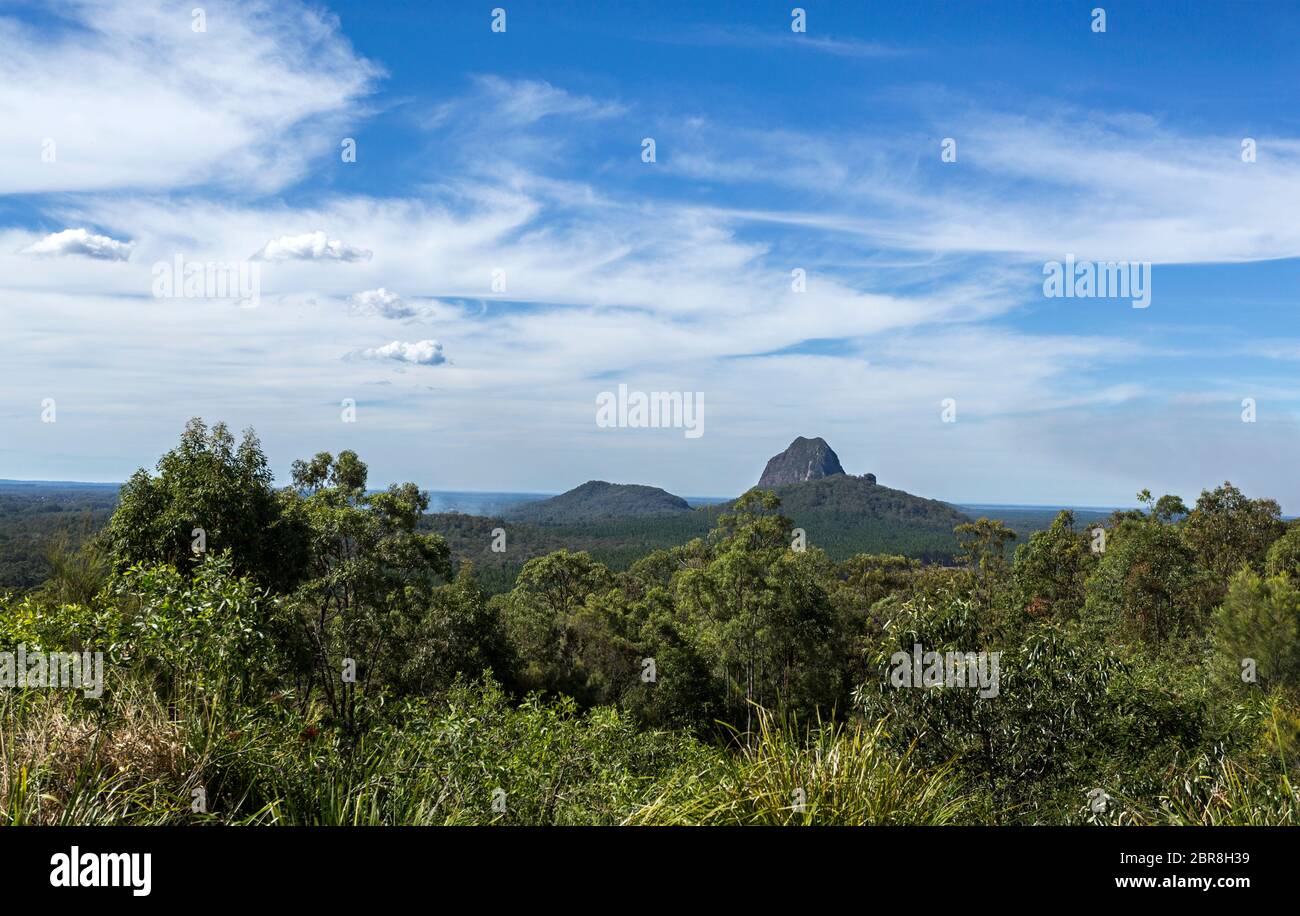 Vista dalla appropriatamente chiamato Casa di vetro montagna Lookout verso, da sinistra a destra, il Monte Cooee (191m), il Monte Tibrogargan (364m) e il Monte Tibberoowu Foto Stock
