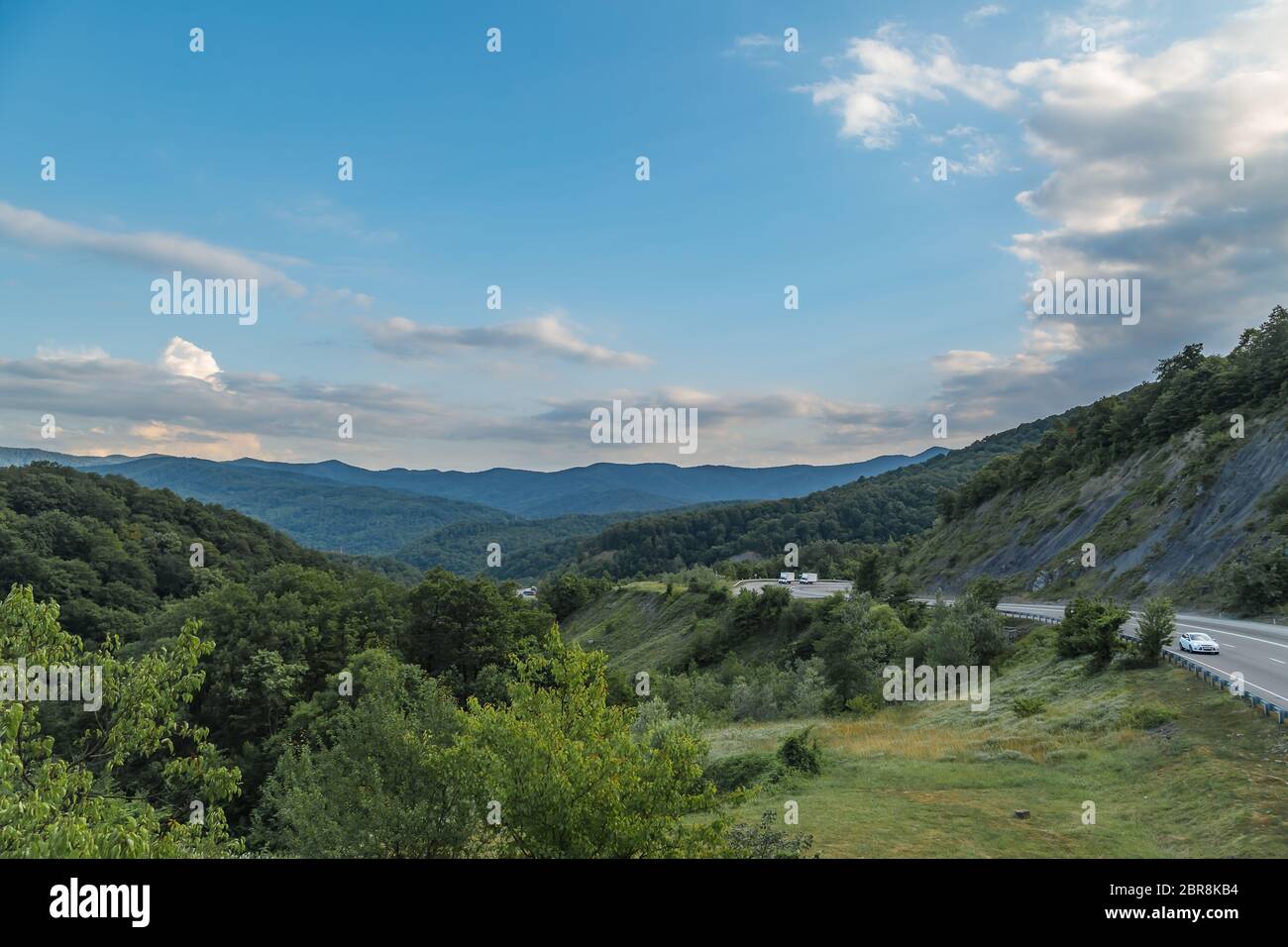 Bellissima vista del Guam gorge, Regione Krasnodar, Russia. Alberi e montagne sul lato. Bellissimo sfondo avventuroso. Foto Stock
