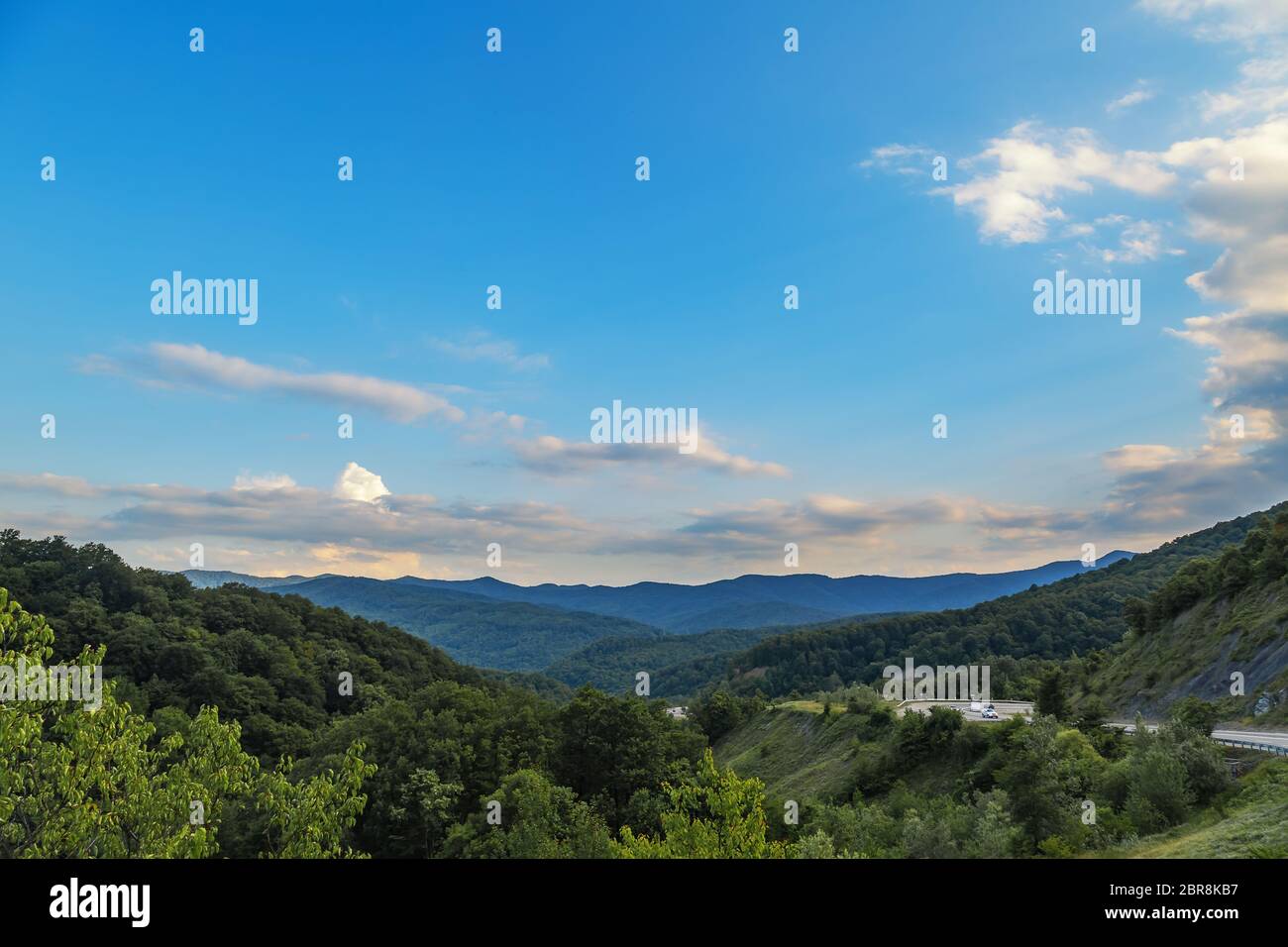 Bellissima vista del Guam gorge, Regione Krasnodar, Russia. Alberi e montagne sul lato. Bellissimo sfondo avventuroso. Foto Stock