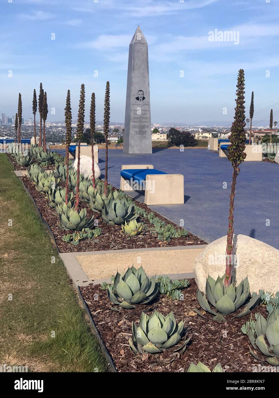 Obelisco e giardino in onore di Martin Luther King Jr. Con vista sul centro di Los Angeles presso l'area ricreativa statale Kenneth Hahn, Los Angeles, California Foto Stock