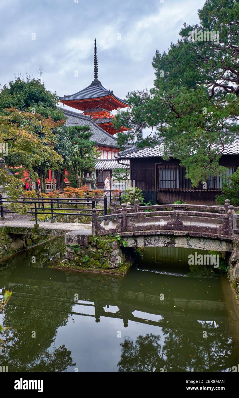 La vista della pagoda di Sanju-no-to-tre-piani sopra il corso d'acqua con i vecchi ponti di pietra al complesso di tempio Kiyomizu-dera. Kyoto. Giappone Foto Stock