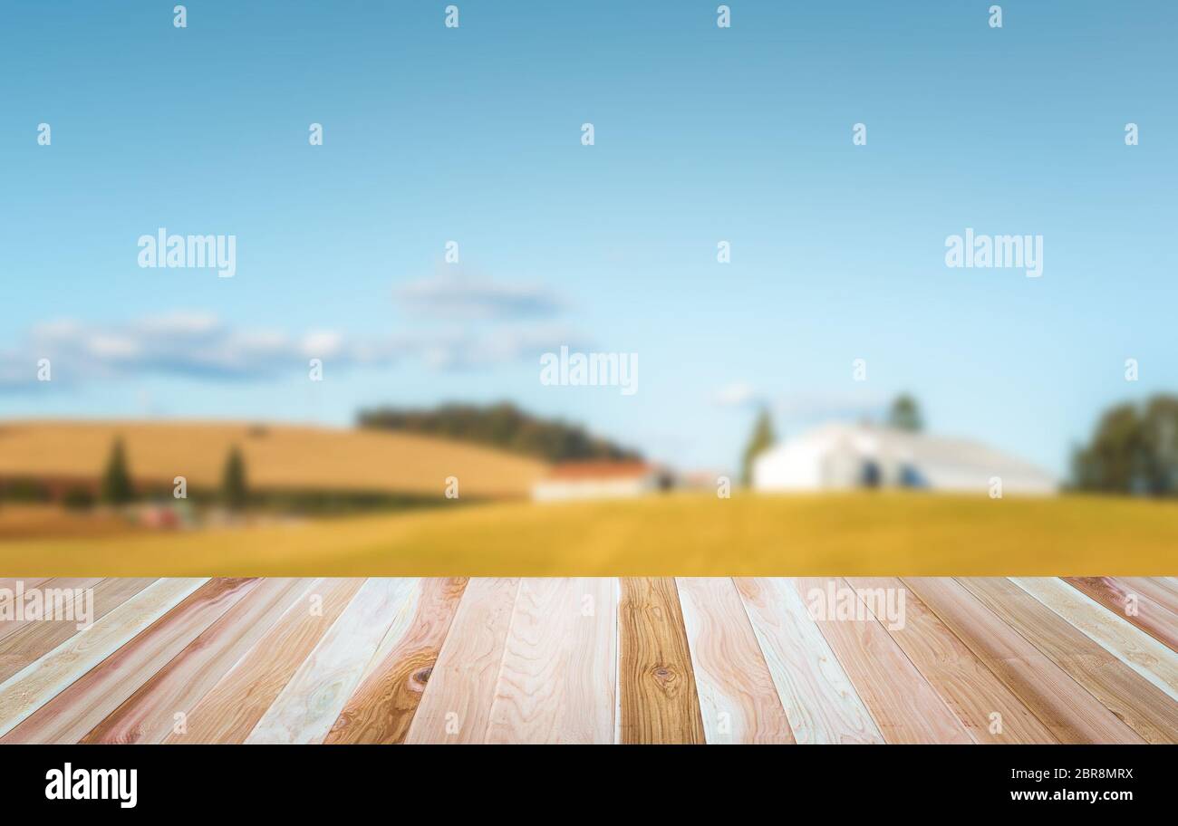 Piano di coperta in legno vuoto Pronto per montaggio con visualizzazione prodotto con fattoria in sfondo lato paese sfocato. Foto Stock