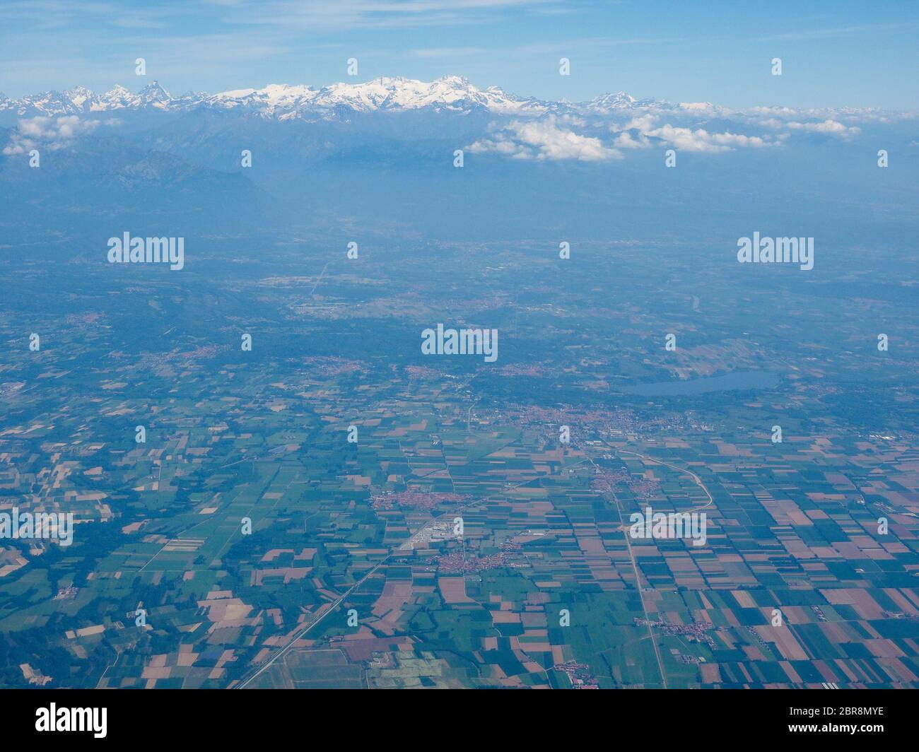 Vista aerea della provincia di Torino in Piemonte vicino all'aeroporto di caselle con le Alpi sullo sfondo Foto Stock