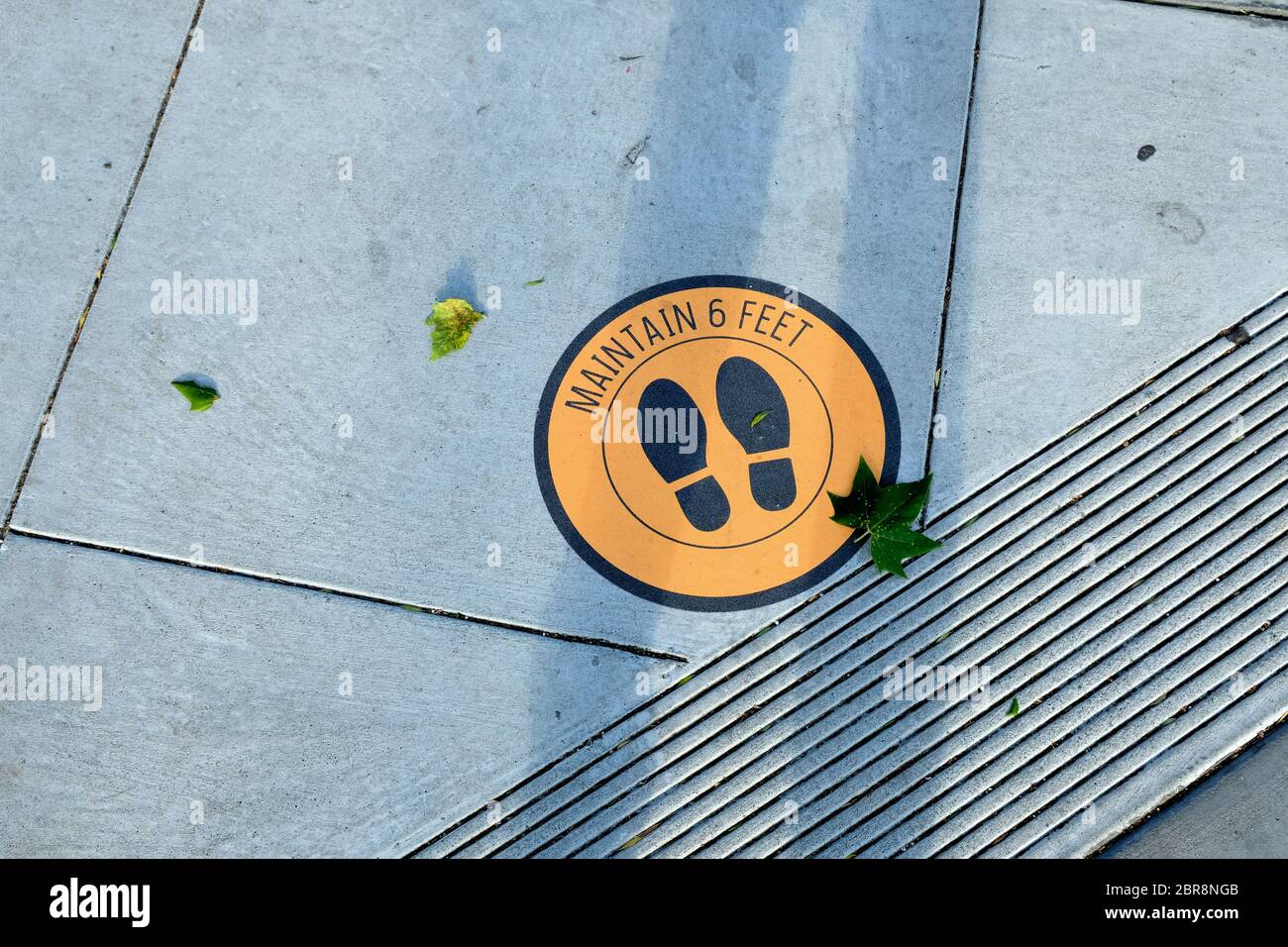 Decalcomania 'Maintain 6 piedi' e segno sul marciapiede accanto alla porta di un bar a San Francisco, California; allontanamento sociale, pandemia di Coronavirus. Foto Stock