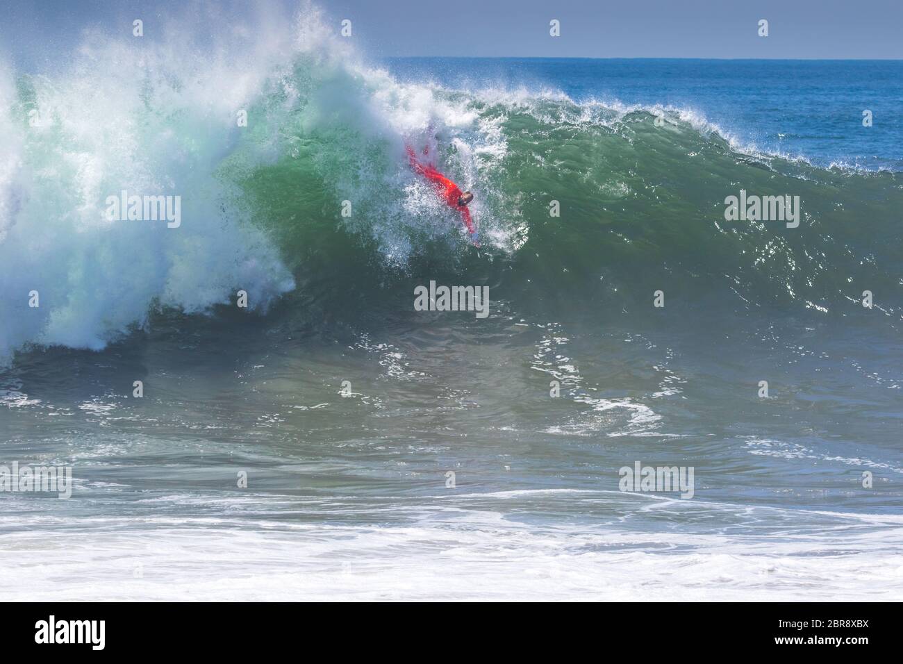 Bodysurfer cavalcare un'onda nella famosa località di bodysurfing The Wedge a Newport Beach, California meridionale Foto Stock