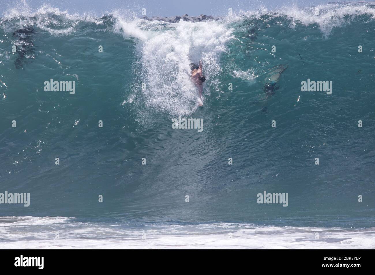 Bodysurfer cavalcare un'onda nella famosa località di bodysurfing The Wedge a Newport Beach, California meridionale Foto Stock
