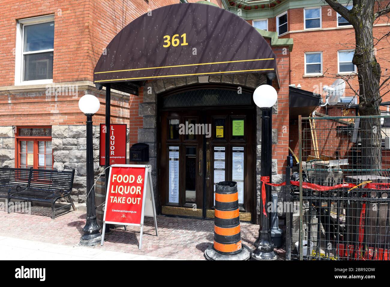 Ottawa, Canada - 18 maggio 2020: Cartello all'esterno del ristorante Lieutenant's Pump Bar su Elgin Street che offre piatti e liquori da asportare mentre è chiuso Foto Stock