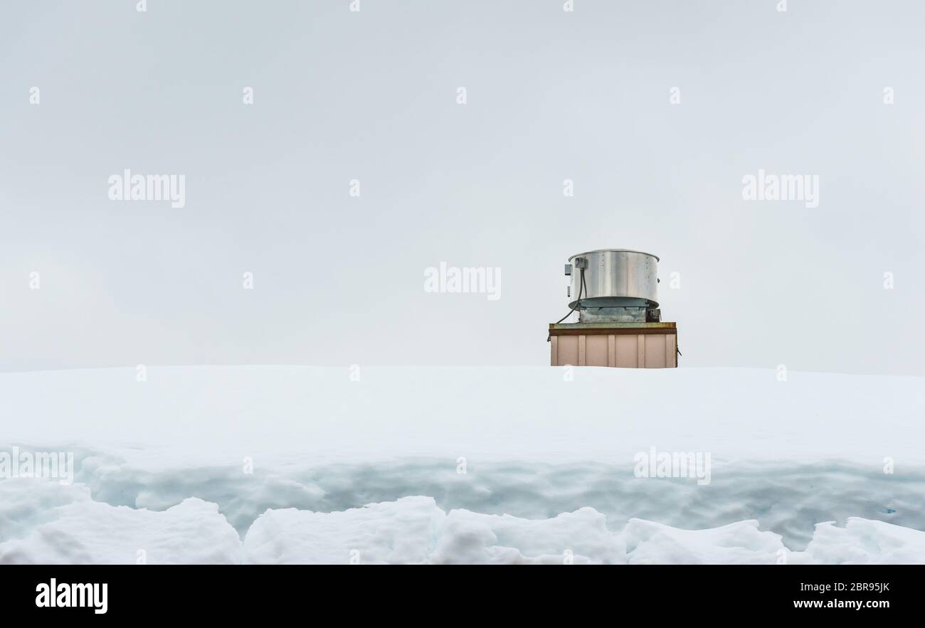 neve sul tetto del ristorante in stazione sciistica. Foto Stock
