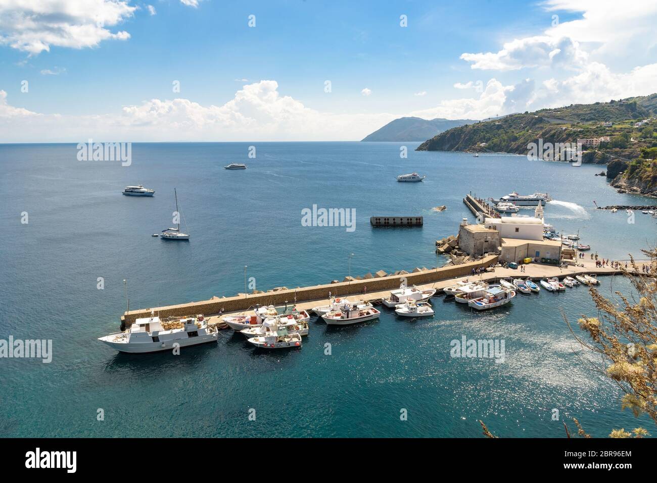 Vista Aerea della Marina Corta al porto di Lipari, Isole Eolie, Italia Foto Stock
