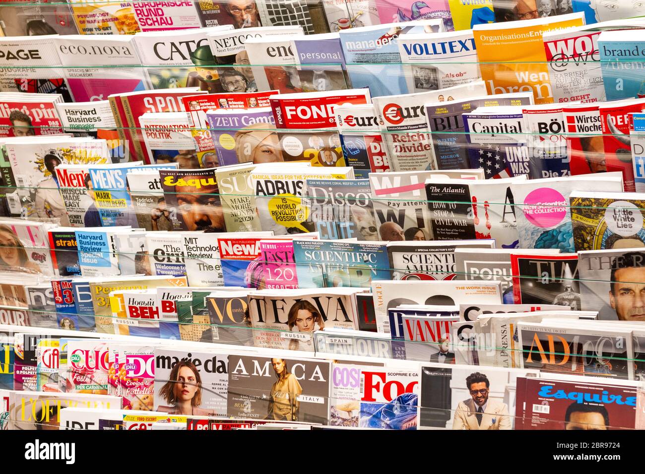 Schwechat, Austria. 2020/02/06. Riviste in esposizione in un negozio all'aeroporto di Vienna. Foto Stock