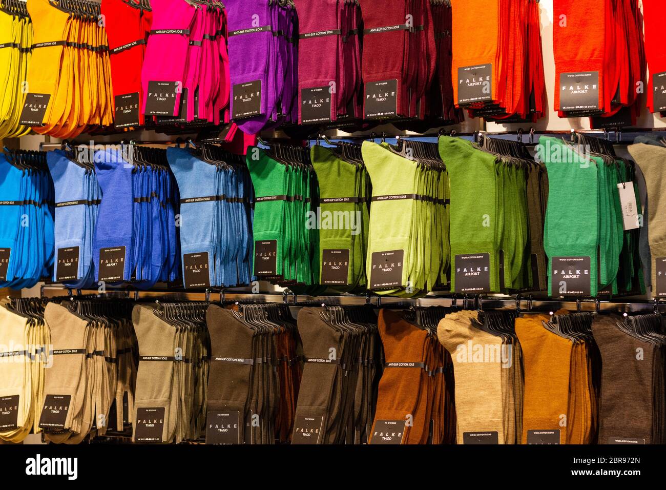 Schwechat, Austria. 2020/02/06. Calzini di vari colori del marchio Falke esposti in un negozio presso l'aeroporto di Vienna. Foto Stock