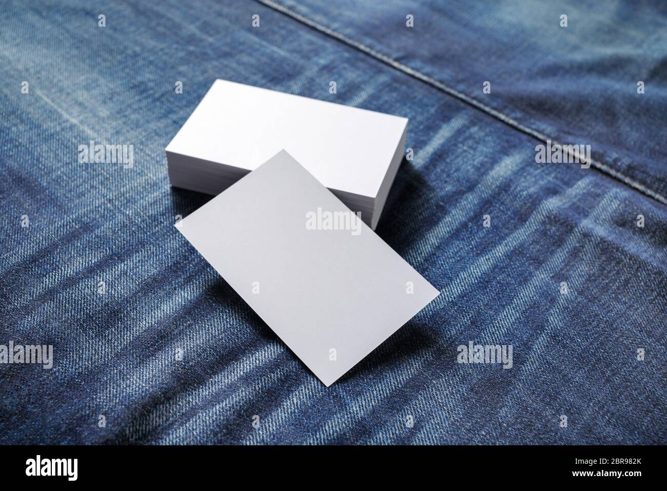 Foto di blank business cards su sfondo denim. Modello per ID. Foto Stock
