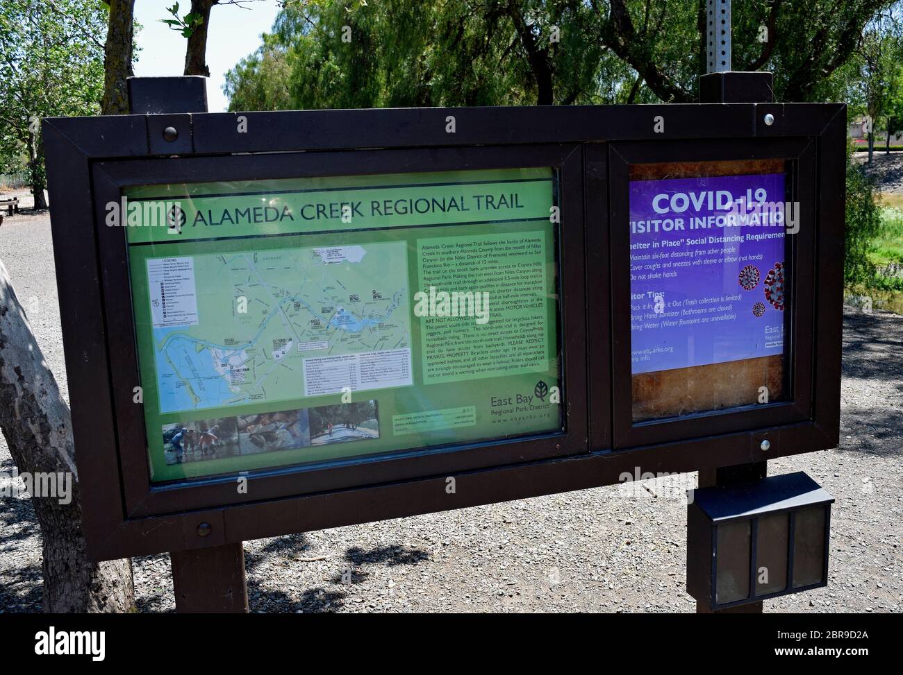 Covid-19 parco informazioni per i visitatori e mappa segno circa social distancing al Alameda Creek Regional Trail, Isherwood Staging Area parcheggio inFremont, California Foto Stock