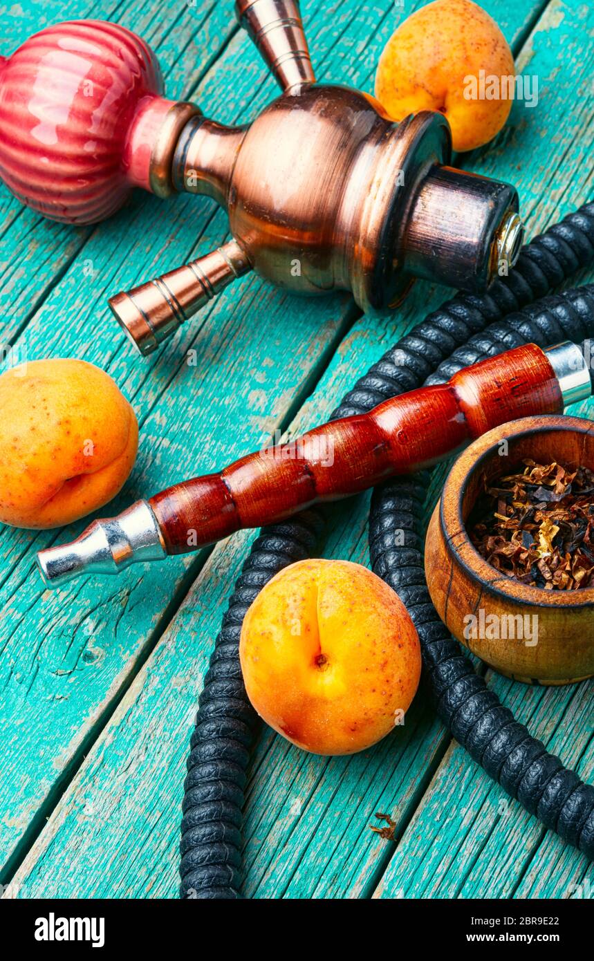 Hookah boccaglio.frutta Shisha aroma.Tabak con aroma albicocca.Kalian fumo con la confettura di albicocche Foto Stock