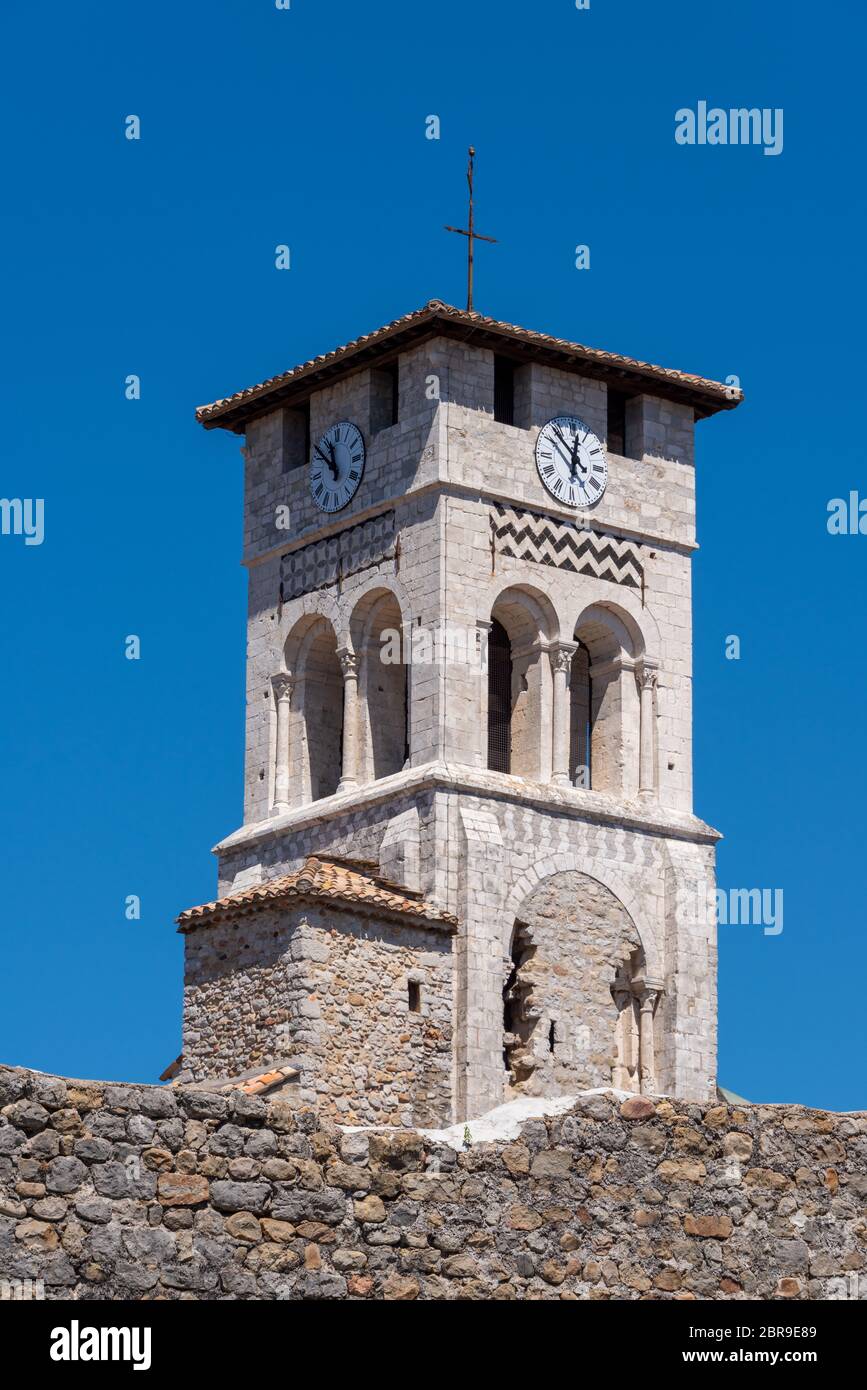 La vecchia torre in mattoni della chiesa medievale di Saint-Pierre-aux-liens nel piccolo villaggio Ruoms dal fiume ardeche in Francia Foto Stock