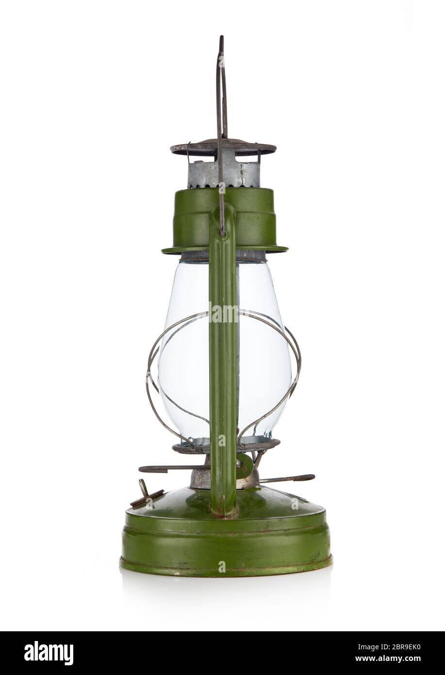 Lampada d'epoca al kerosene isolata su sfondo bianco. Lampada a olio in vetro. Lanterna Storm/vista laterale. Foto Stock