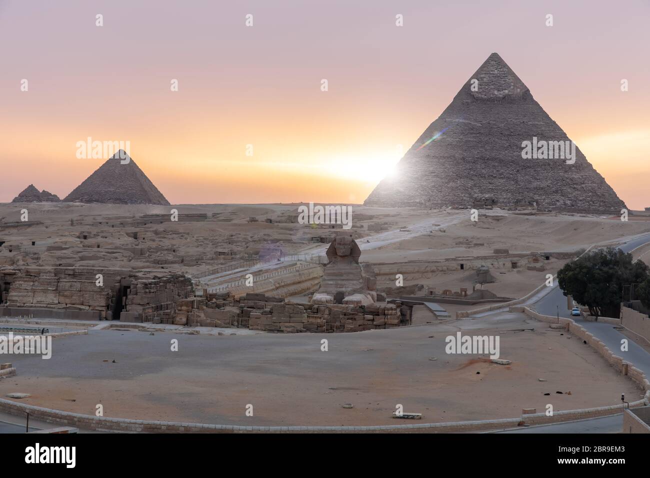 Sunrise in Giza: vista sulla Sfinge e piramidi. Foto Stock
