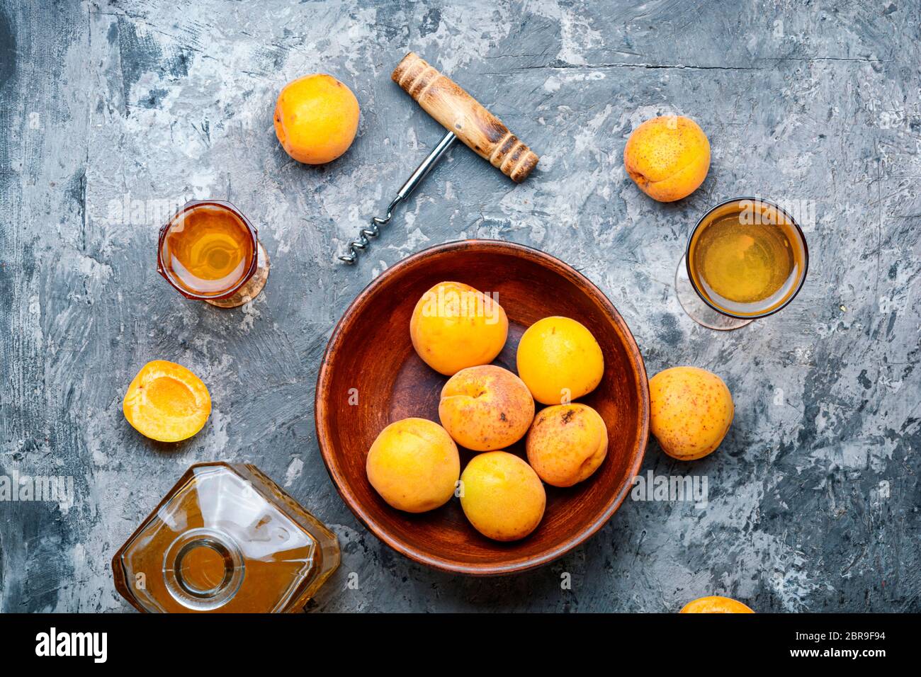 Albicocche mature vino.la bevanda alcolica.il vino di frutta o di liquore in vetro Foto Stock