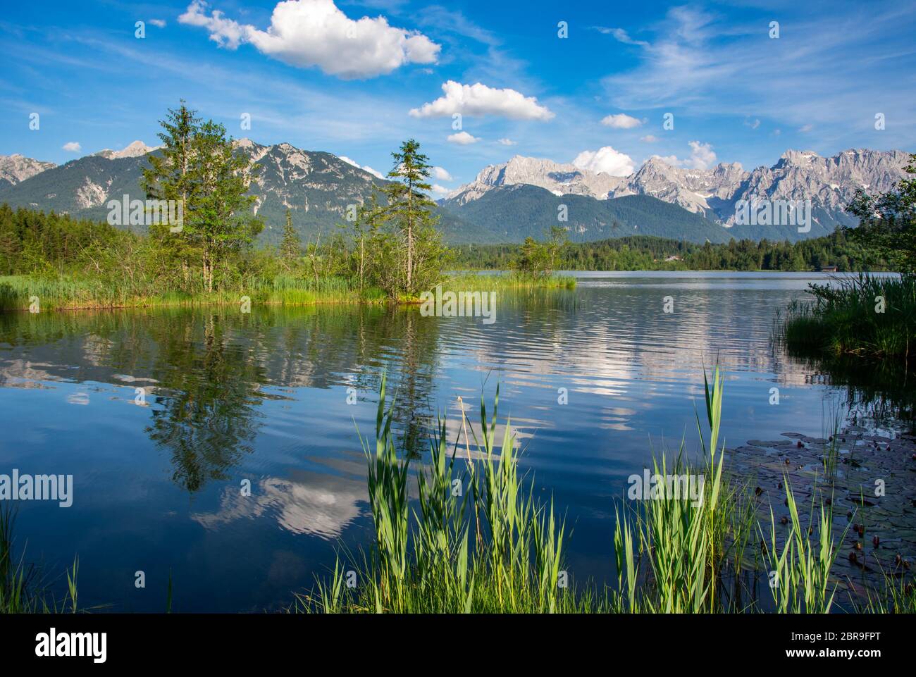 Lago Barmsee a montagne Karwendel in Baviera Foto Stock