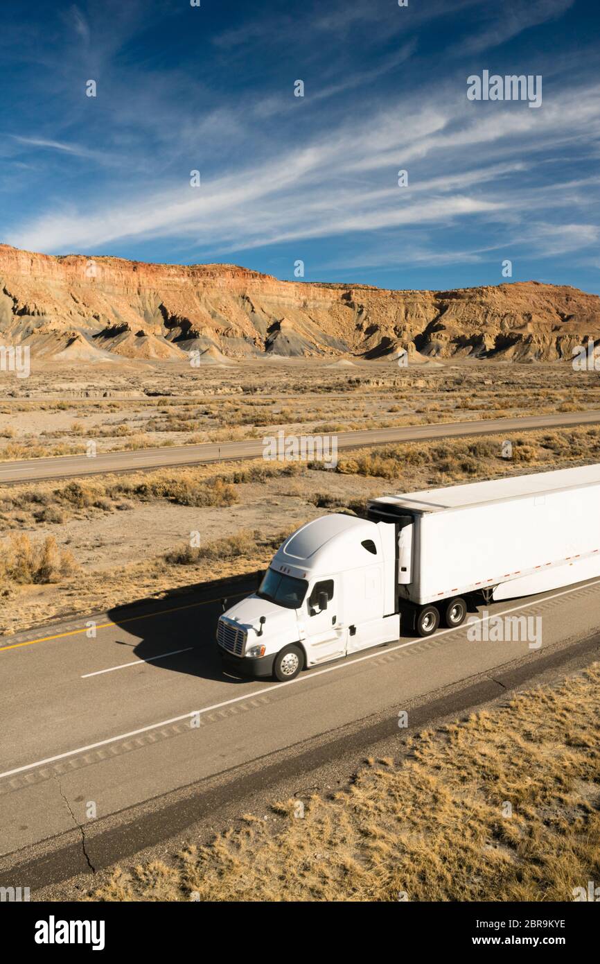 White big rig semi carrello con carico rimorchio su un Utah Highway Foto Stock